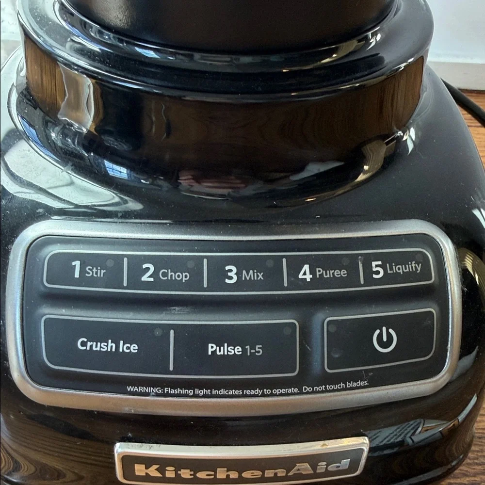 KitchenAid Black 60-oz Contour Silver 630-Watt Pulse Control Blender - Picture 5 of 11